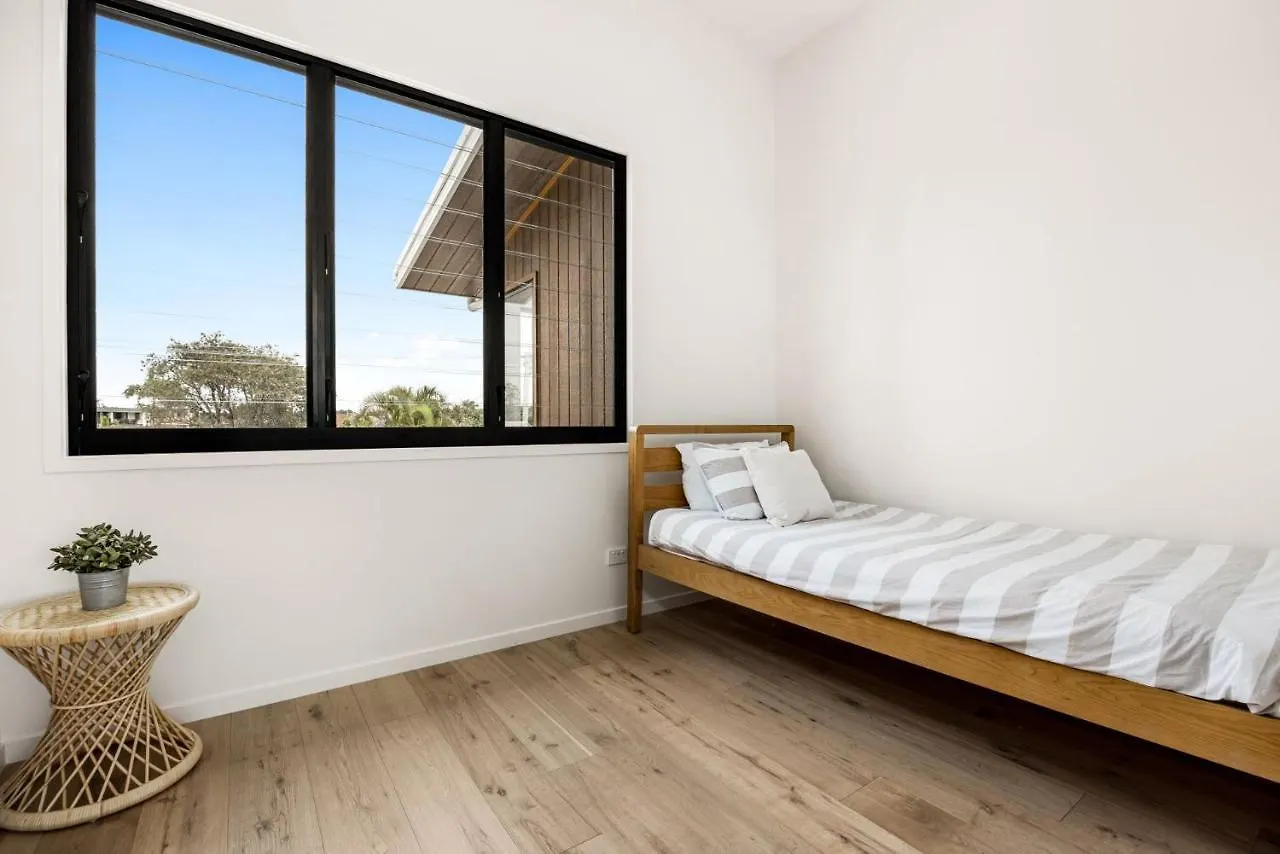 7 Bedroom Home On Mooloolaba Canal Holiday home