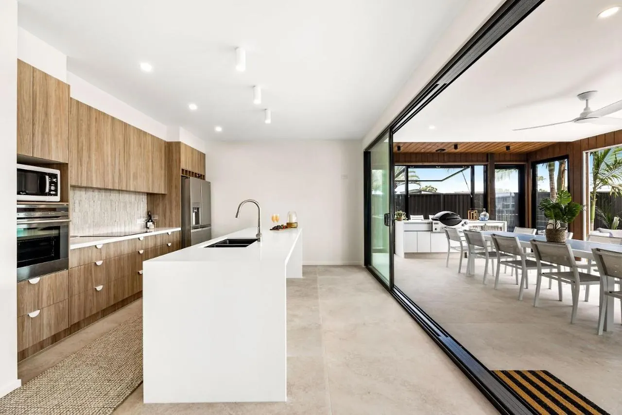 7 Bedroom Home On Mooloolaba Canal Australia