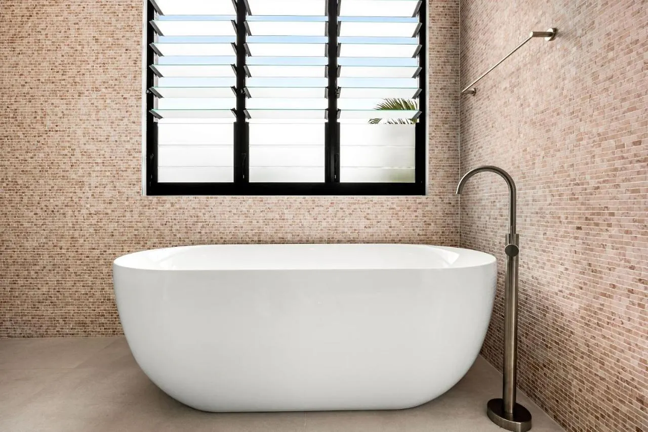 7 Bedroom Home On Mooloolaba Canal Holiday home