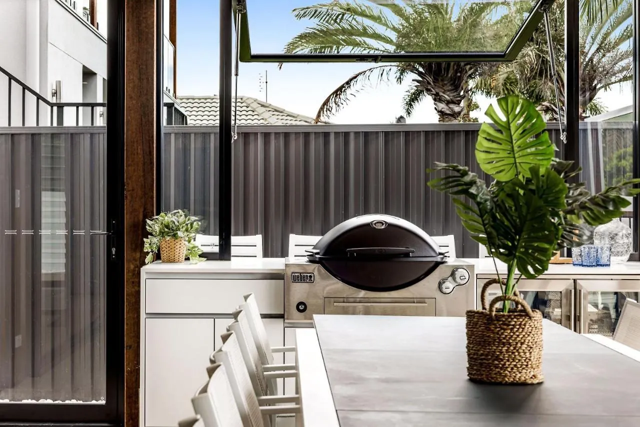 7 Bedroom Home On Mooloolaba Canal Holiday home