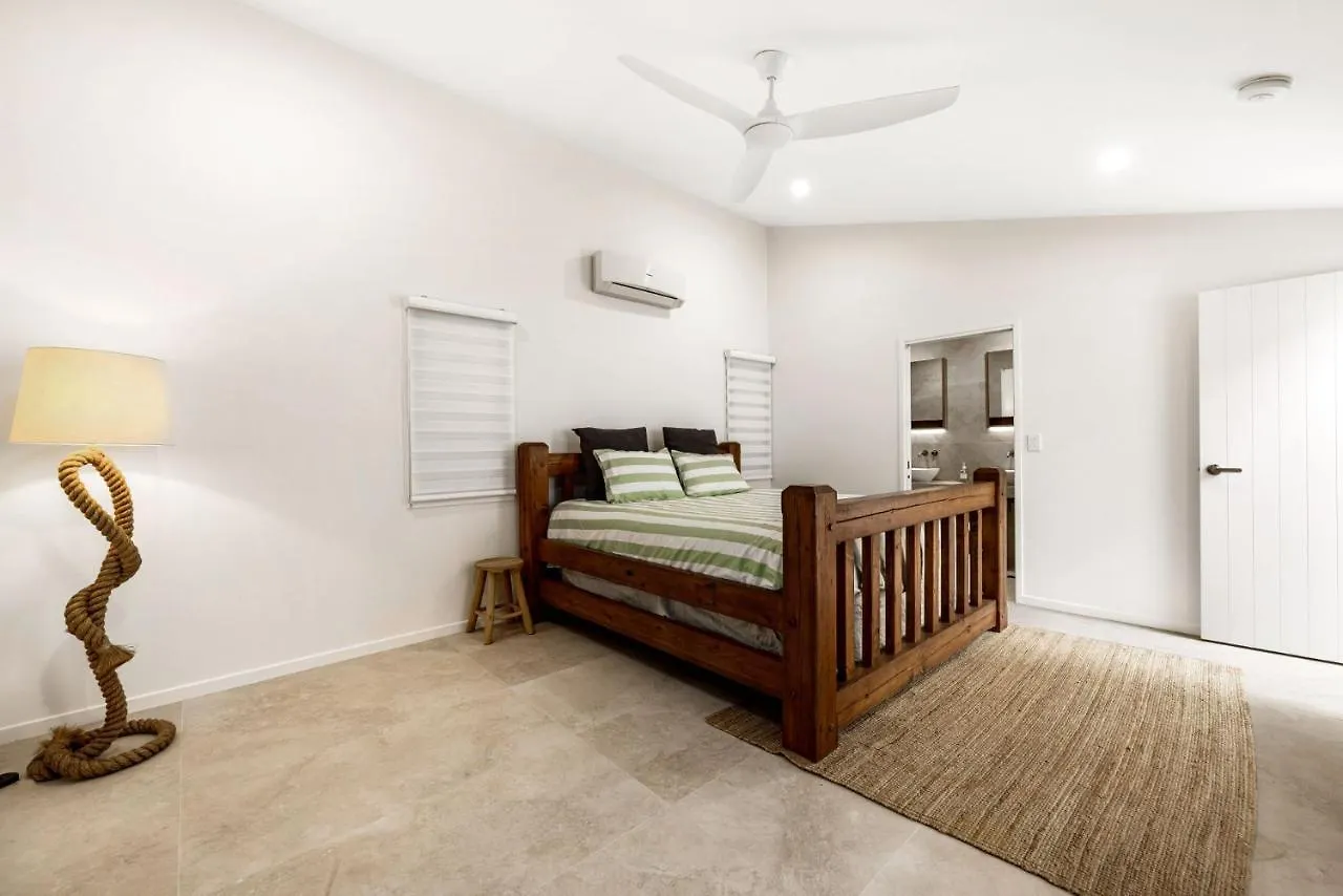7 Bedroom Home On Mooloolaba Canal Holiday home